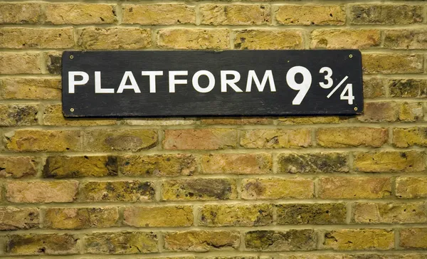 Platform kilenc és három negyedév Vértes Stock Fotó
