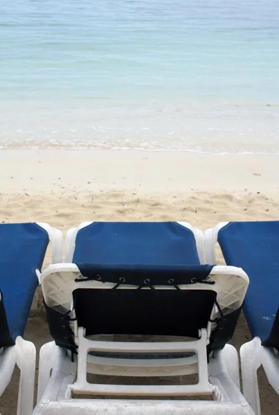 Chaises longues sur la plage — Photo