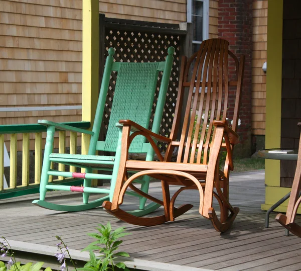 Chaises à bascule sur une maison de porche victorienne — Photo