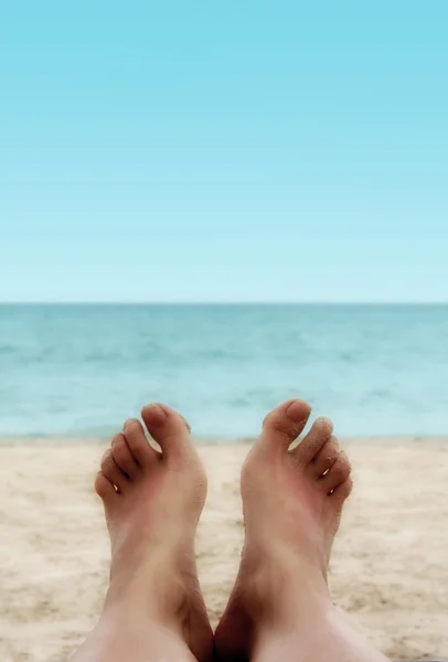 Pieds sablonneux sur la plage — Photo