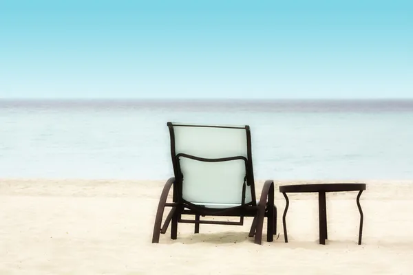Sandalye ve masa sahilde — Stok fotoğraf