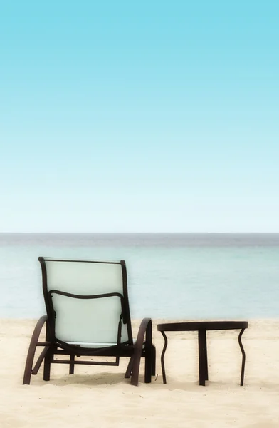 Chaise et table sur la plage — Photo