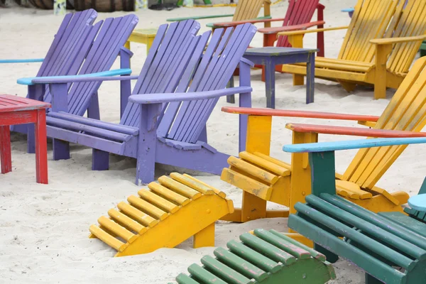在海滩上多彩椅子 — 图库照片