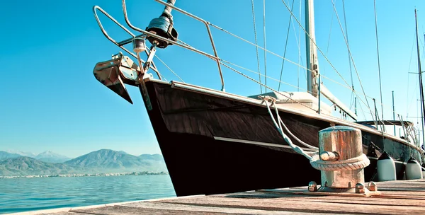 Yacht förtöjd i hamnen — Stockfoto
