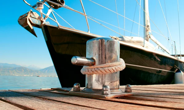 Yacht förtöjd i hamnen — Stockfoto