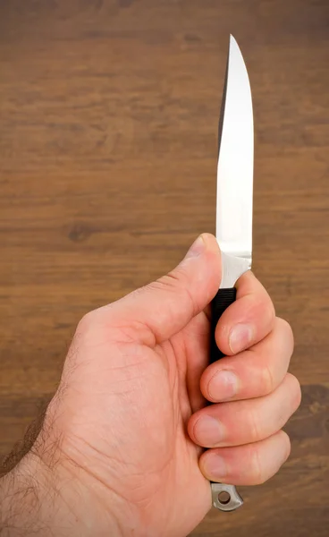 Рука держит острый нож — стоковое фото