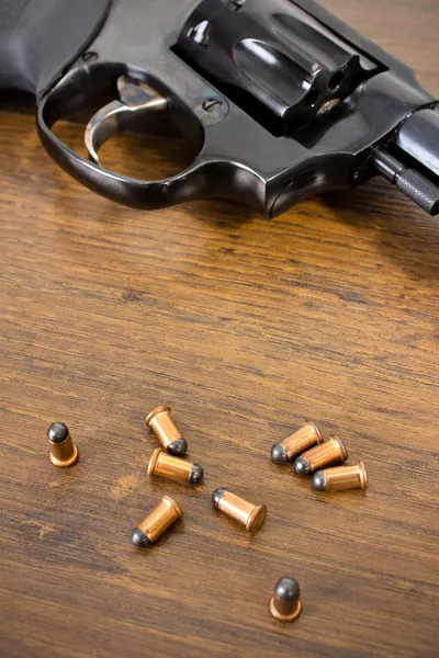 Revólver y balas — Foto de Stock