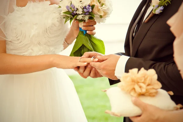 Pareja intercambiando los anillos — Foto de Stock