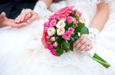 Düğün buketi pembe çiçekli