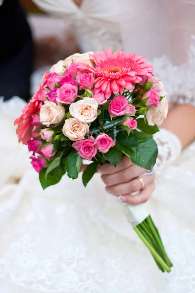 ピンクの花の結婚式のブーケ — ストック写真