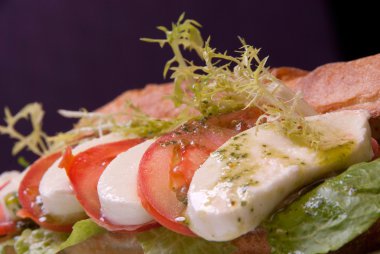 sandviç domates ve mozarella