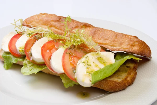 Sanduíche com tomate e mozarella — Fotografia de Stock