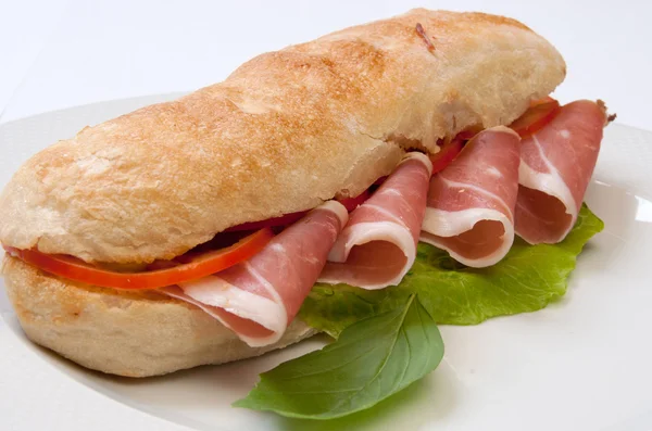 Sandwich con tomate y jamón — Foto de Stock