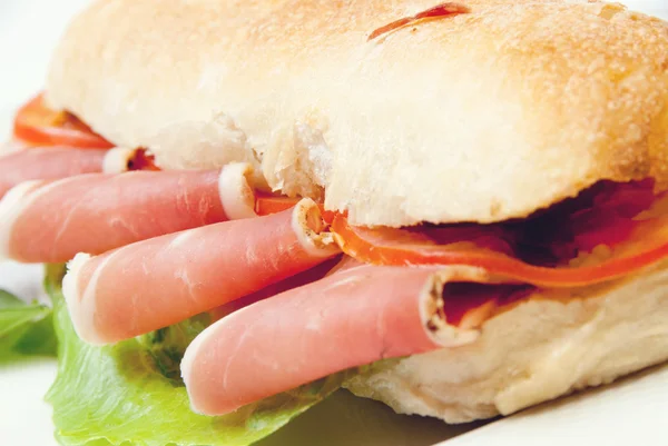 Sandwich con tomate y jamón — Foto de Stock