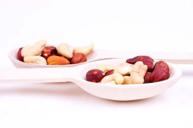 bir tahta kaşık fındık vardır