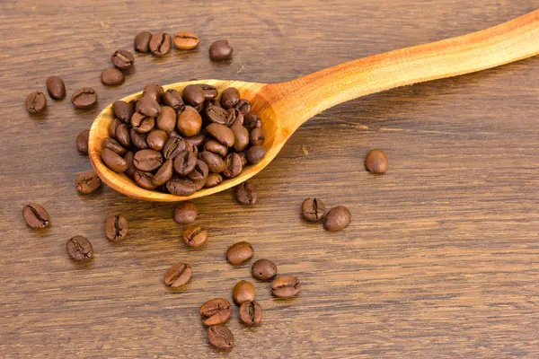 コーヒー豆とスプーン — ストック写真