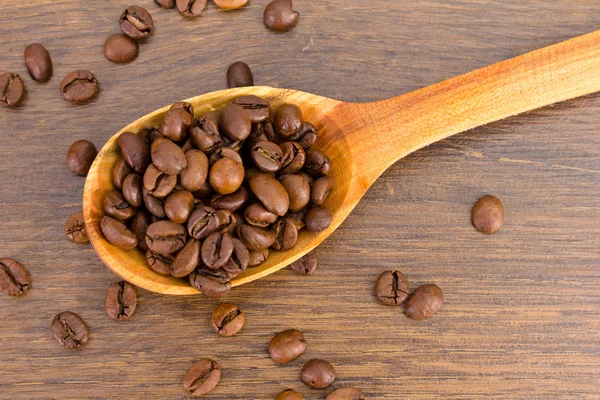 Ложка з кавовим зерном — стокове фото