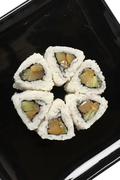 Mettre un sushi sucré aux fruits — Photo
