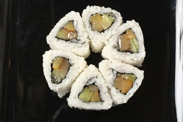 Mettre un sushi sucré aux fruits , — Photo