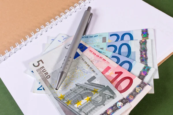 Dinero en euros en cuaderno —  Fotos de Stock