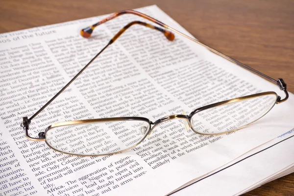 Brille auf der Zeitung — Stockfoto