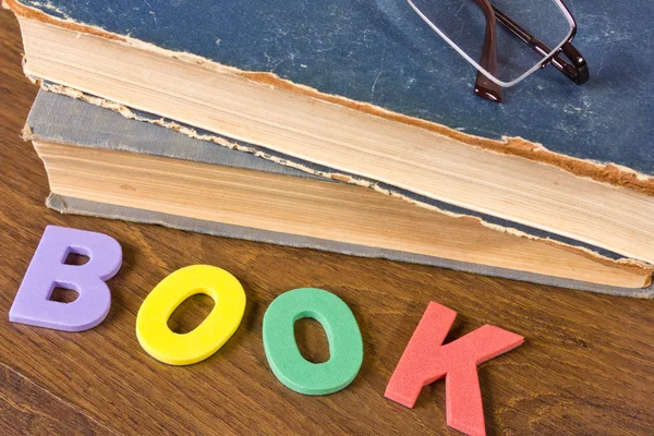 Retro böcker med glasögon — Stockfoto