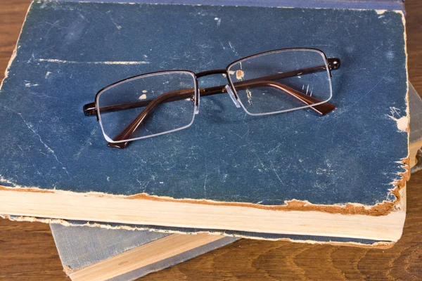 Lunettes sur des livres rétro — Photo