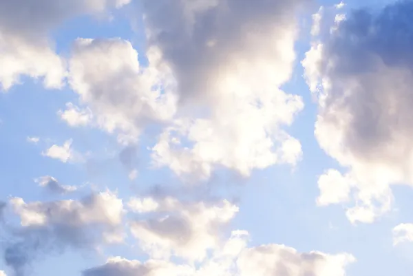 Nuages sur ciel bleu — Photo