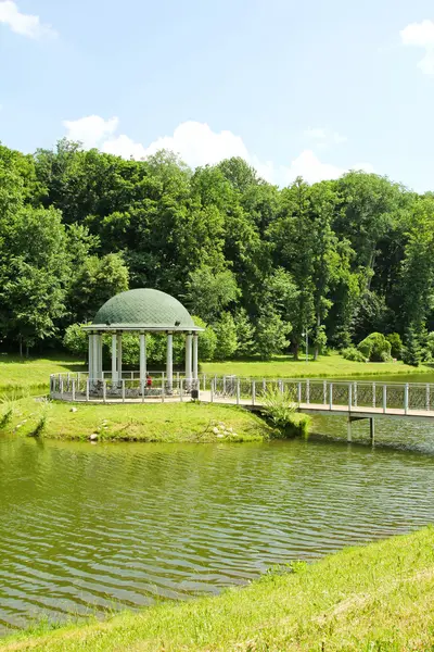 Park mit Rotunde — Stockfoto