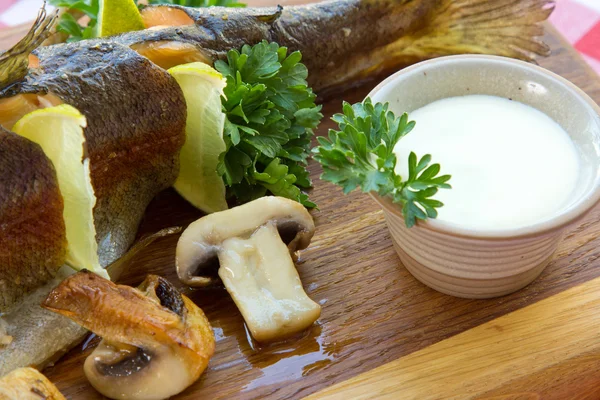 Ryby pieczone z białym sosem — Zdjęcie stockowe
