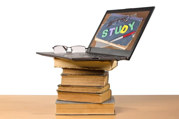 Boeken onder laptop — Stockfoto