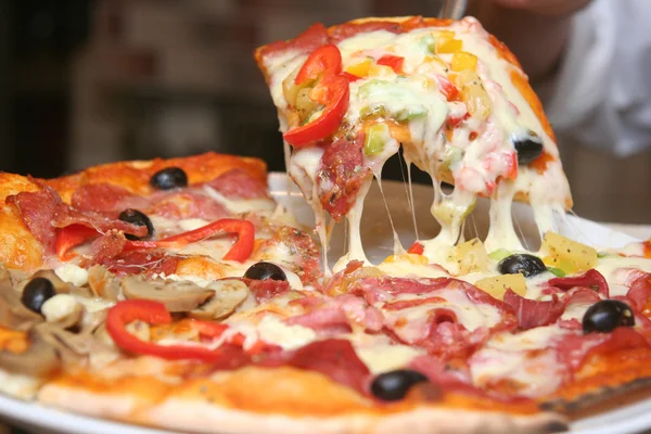 Pizza z szynka, kiełbasa — Zdjęcie stockowe