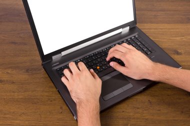 dizüstü bilgisayar masada