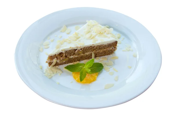Торт на белом блюде — стоковое фото