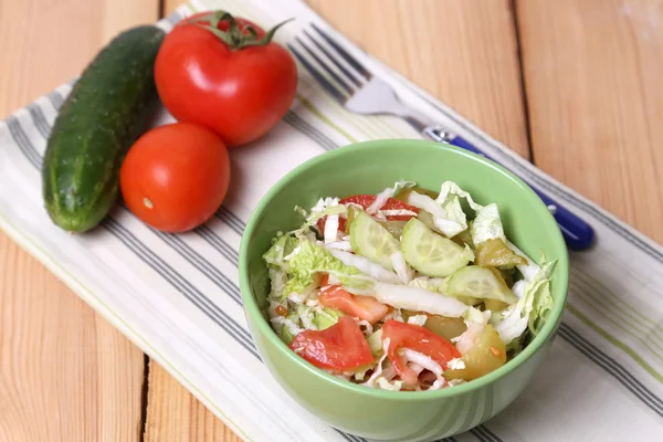 Salade dans le plat — Photo