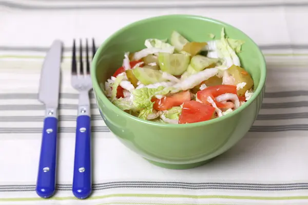 Salade dans le plat — Photo