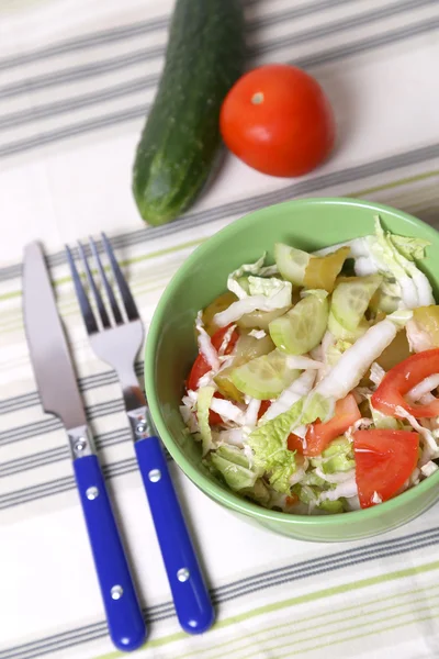 Insalata in piatto — Foto Stock