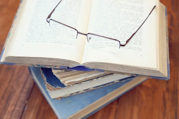 Gafas y libro — Foto de Stock