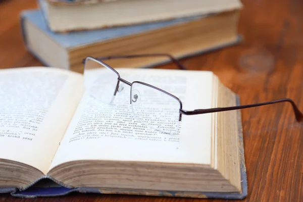 Glasses and book — Stock Photo, Image