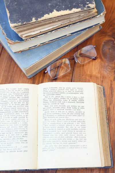 Glasses and book — Stock Photo, Image