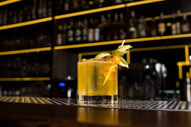 Şehir barında servis edilen renkli alkollü içecek kokteyli.