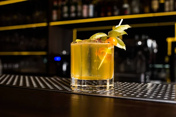 Colourful Alcohol Beverage Cocktail Physalis Served City Bar — Stockfoto