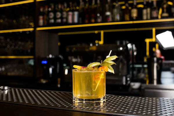 Colourful Alcohol Beverage Cocktail Physalis Served City Bar — ストック写真