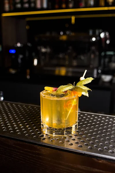 Kleurrijke Alcoholische Drank Cocktail Met Fysalis Geserveerd Stadsbar — Stockfoto