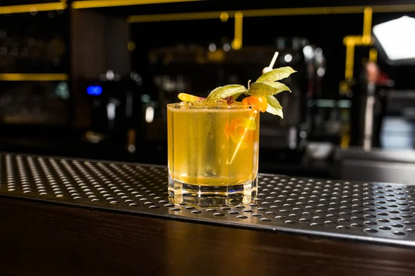 Şehir barında servis edilen renkli alkollü içecek kokteyli.