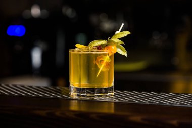 Şehir barında servis edilen renkli alkollü içecek kokteyli.