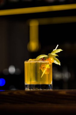 Şehir barında servis edilen renkli alkollü içecek kokteyli.