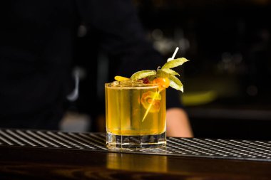 Şehir barında servis edilen renkli alkollü içecek kokteyli. 