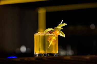 Şehir barında servis edilen renkli alkollü içecek kokteyli.