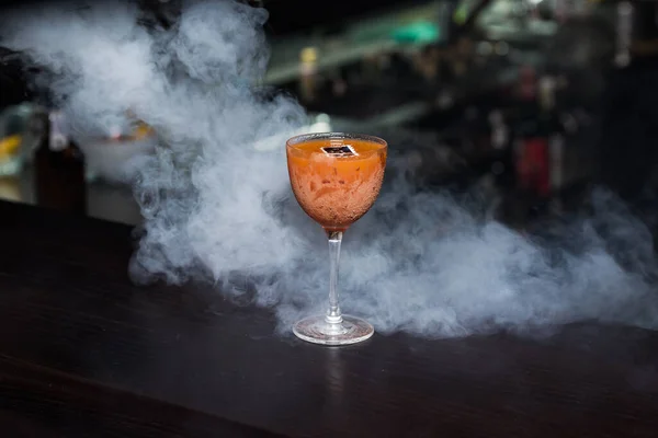 Beautiful Orange Cocktail Bar Counter White Smoke Creative Serving — ストック写真